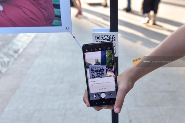 Благотворительная выставка фотографий Нарине Карапетян осажденного Арцаха Служба (17 июля 2023). Еревaн - Sputnik Армения