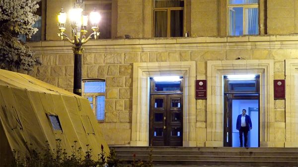 Президент НКР Араик Арутюнян вышел на площадь Возрождения после заявления (17 июля 2023). Степанакерт - Sputnik Армения