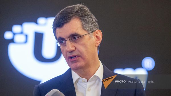 Гендиректор Ucom Ральф Йирикян отвечает на вопросы журналистов после церемонии подписания меморандума о взаимопонимании между сотовым оператором Ucom и региональным дистрибьютором Apple, компанией Asbis (18 июля 2023). Еревaн - Sputnik Армения