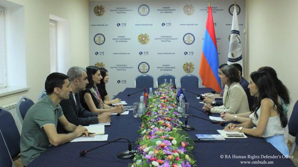 Защитник прав человека Анаит Манасян приняла делегацию, возглавляемую руководителем ереванского офиса Совета Европы Мартиной Шмидт (18 июля 2023). Еревaн - Sputnik Армения