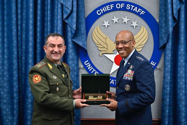 Начальник Генштаба ВС РА, первый замминистра обороны, генерал-лейтенант Эдвард Асрян встретился с начальником штаба ВВС США, генералом Чарльзом Брауном (18 июля 2023). США Начальник Генштаба ВС РА, первый замминистра обороны, генерал-лейтенант Эдвард Асрян встретился с начальником штаба ВВС США, генералом Чарльзом Брауном (18 июля 2023). США - Sputnik Армения