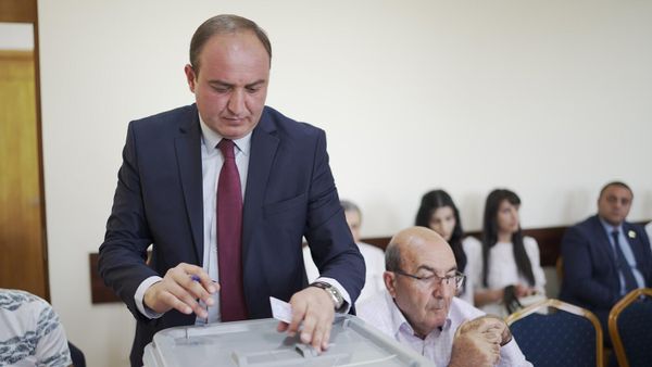Выборы руководителя общины Ахурян на внеочередном заседании Совета старейшин общины (19 июля 2023). Ширак - Sputnik Արմենիա