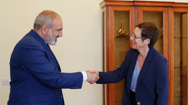 Премьер-министр Никол Пашинян принял Чрезвычайного и полномочного посла Франции Анн Луйо, завершающую свою дипломатическую миссию (19 июля 2023). Еревaн - Sputnik Армения