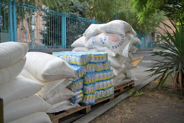 Քաղաքացիները պարկերով ալյուր են բերել - Sputnik Արմենիա