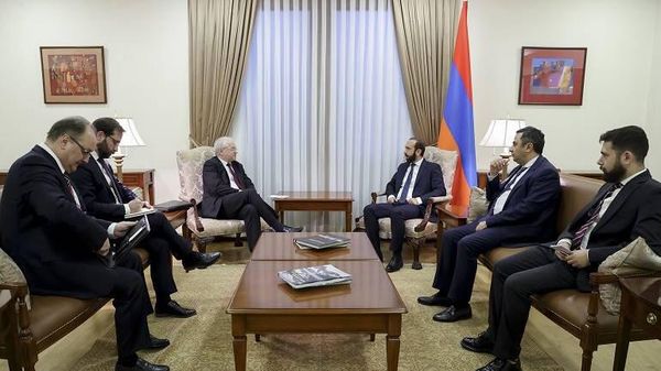 Министр иностранных дел Арарат Мирзоян принял спецпредставителя министра иностранных дел РФ по содействию нормализации отношений между Арменией и Азербайджаном Игоря Ховаева (21 июля 2023). Еревaн - Sputnik Армения