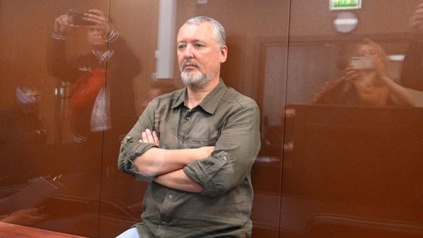 Бывший министр обороны ДНР Игорь Стрелков (Игорь Гиркин) в Мещанском суде, где ему избирается мера пресечения (21 июля 2023). Москвa - Sputnik Армения