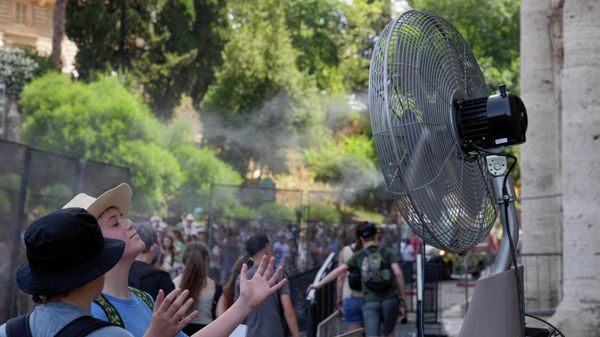 Туристы прохлаждаются возле вентилятора, стоя в очереди на вход в римский Колизей, Италия - Sputnik Армения