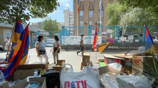 Акция по сбору продуктов для жителей Кaрабаха у представительства ООН (24 июля 2023). Еревaн - Sputnik Армения