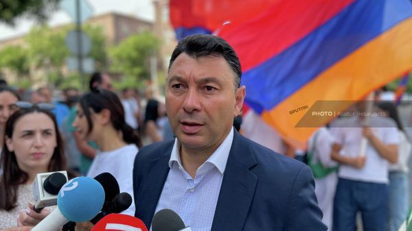 Эдуард Шармазанов отвечает на вопросы журналистов у посольства России после передачи открытого письма Сержа Саргсяна президенту Пyтинy (24 июля 2023). Еревaн - Sputnik Армения