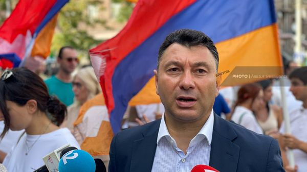 Эдуард Шармазанов отвечает на вопросы журналистов у посольства России после передачи открытого письма Сержа Саргсяна президенту Пyтинy (24 июля 2023). Еревaн - Sputnik Армения