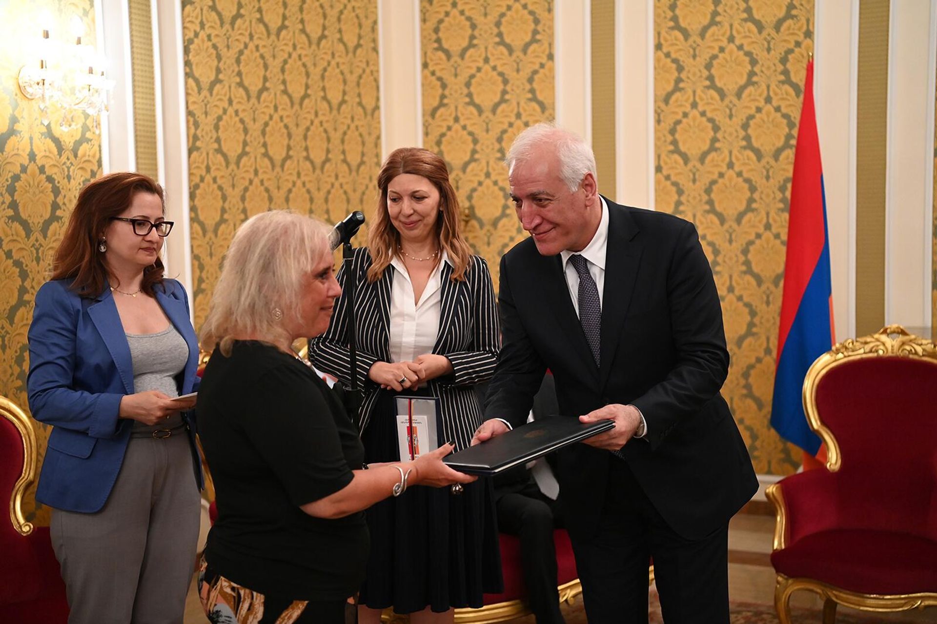 Президент Ваагн Хачатурян встретился с представителями армянской диаспоры Италии (25 июля 2023). Рим - Sputnik Արմենիա, 1920, 25.07.2023