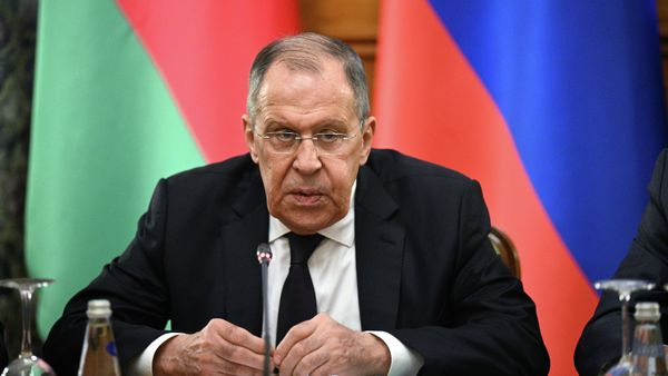 Глава МИД России Сергей Лавров во время трехсторонней встречи с главами МИД Армении и Азербайджана Араратом Мирзояном и Джейхуном Байрамовым (25 июля 2023). Москва - Sputnik Армения