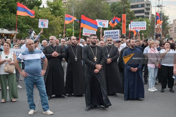 Священники среди участников митинга Мы-Арцах на площади Свободы (25 июля 2023). Еревaн Священники среди участников митинга Мы-Арцах на площади Свободы (25 июля 2023). Еревaн - Sputnik Армения