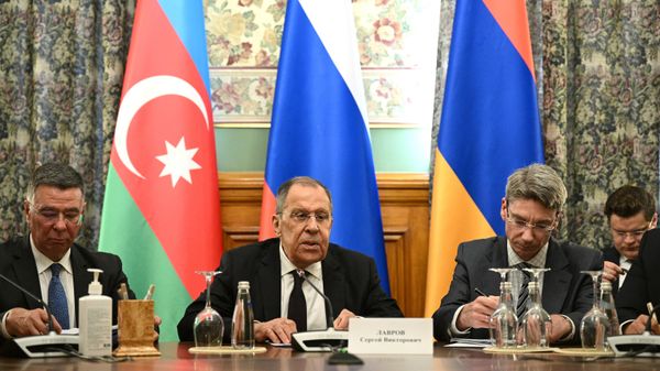 Глава МИД России Сергей Лавров во время трехсторонней встречи с главами МИД Армении и Азербайджана Араратом Мирзояном и Джейхуном Байрамовым (25 июля 2023). Москва - Sputnik Армения