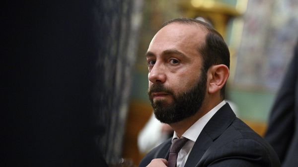 Глава МИД Армении Арарат Мирзоян во время трехсторонней встречи с главами МИД России и Азербайджана Сергеем Лавровым и Джейхуном Байрамовым (25 июля 2023). Москва - Sputnik Армения