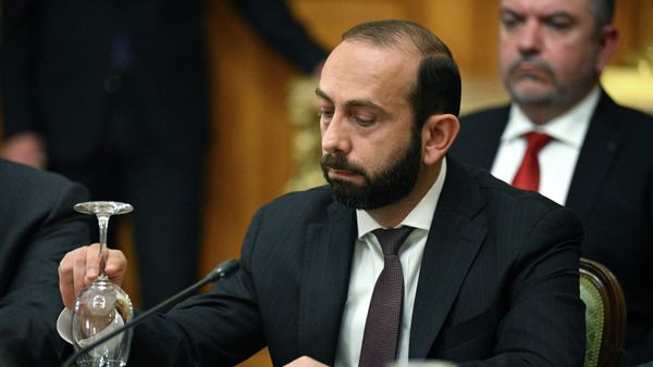 Глава МИД Армении Арарат Мирзоян во время трехсторонней встречи с главами МИД России и Азербайджана Сергеем Лавровым и Джейхуном Байрамовым (25 июля 2023). Москва - Sputnik Армения