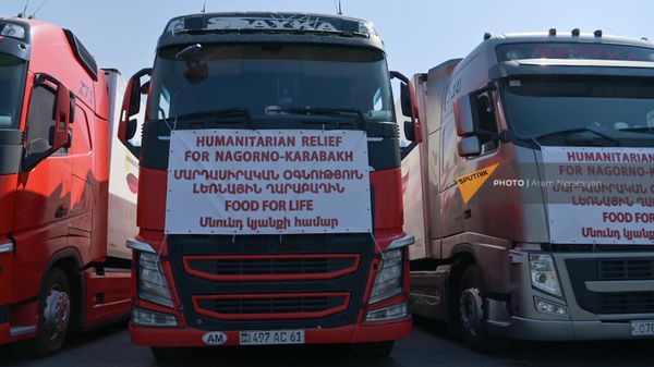 Грузовики с гуманитарной помощью на площади Шаумяна ждут отправки в блокадный Карабах в рамках государственной программы (26 июля 2023). Еревaн - Sputnik Армения