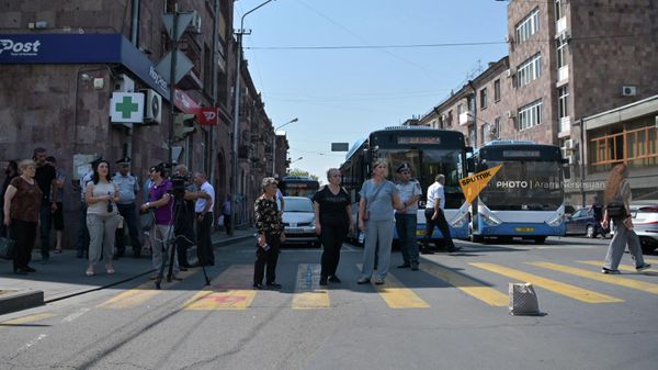 Родные пропавших без вести перекрыли перекресток Баграмяна - Прошяна (26 июля 2023). Еревaн - Sputnik Армения