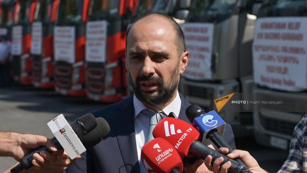 Представитель рабочей группы правительства по управлению кризисом в Нагорном Карабахе Вардан Саркисян общается с журналистами перед отправкой гуманитарного груза в Карабах (26 июля 2023). Еревaн - Sputnik Армения
