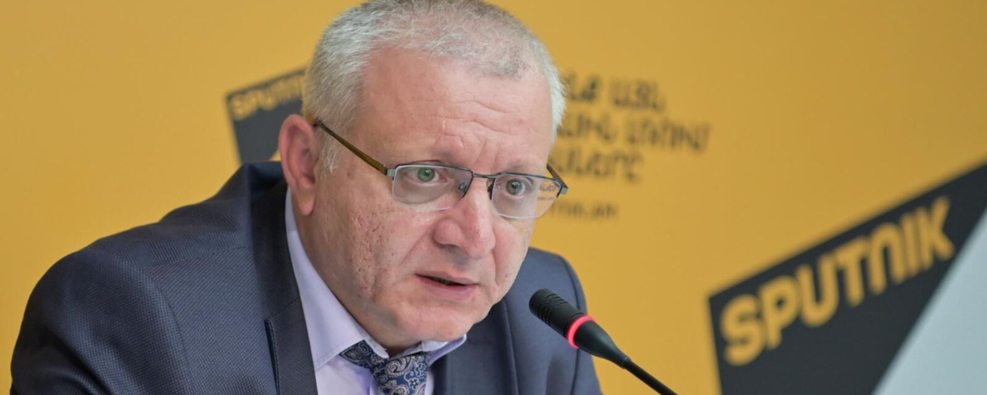 Политический аналитик, лидер партии Демократическая альтернатива Сурен Суренянц анализирует итоги состоявшейся 25 июля трехсторонней встречи глав МИД в Москве и месседжи, прозвучавшие на пресс-конференции Никола Пашиняна (26 июля 2023). Еревaн - Sputnik Армения, 1920, 26.07.2023