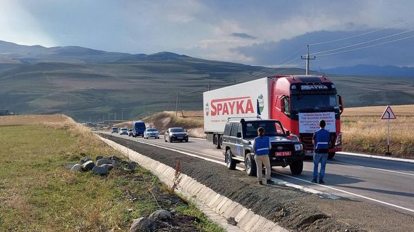 Наблюдатели гражданской миссии ЕС во главе с Маркусом Риттером следят за движением колонны грузовиков с гуманитарной помощью из Армении в НКР у Лачинского коридора со стороны Армении (26 июля 2023). Сюник - Sputnik Армения