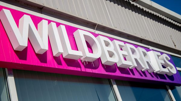 Логотип на фасаде одного из пунктов выдачи заказов Wildberries - Sputnik Армения