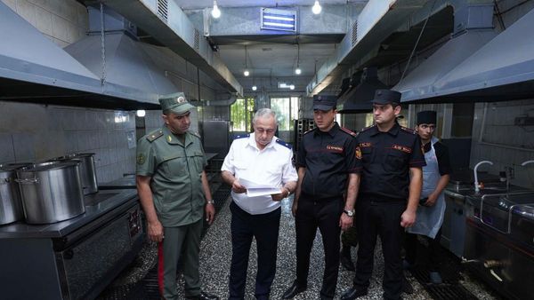 Գրիգոր Էլիզբարյանը ՀՀ ՊՆ ուսումնական զորամասում ծանոթացել է շենքային պայմաններին - Sputnik Արմենիա