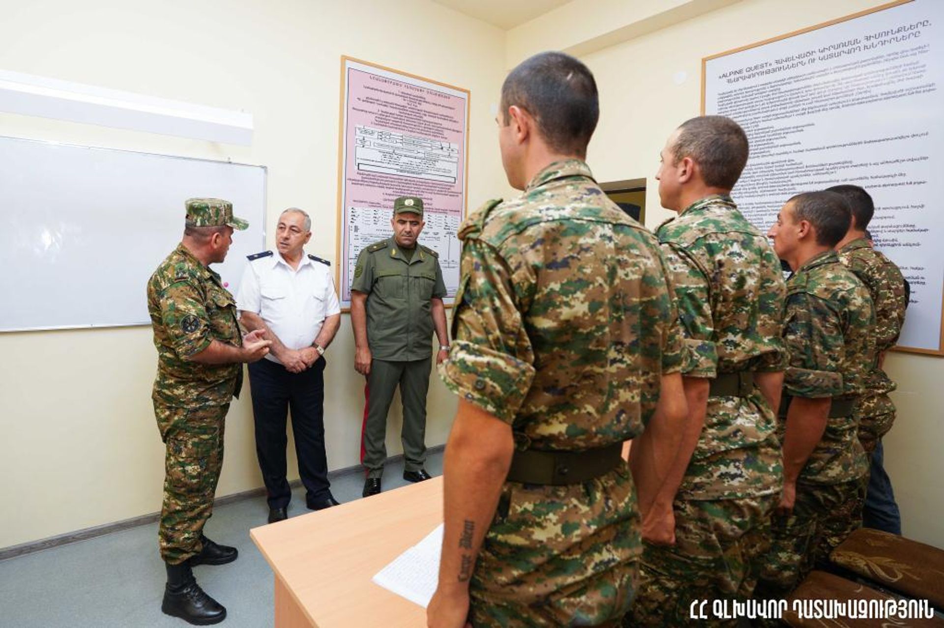 Военный прокурор, заместитель генпрокурора Григор Элизбарян посетил учебную воинскую часть Министерства обороны РА (27 июля 2023) - Sputnik Արմենիա, 1920, 27.07.2023