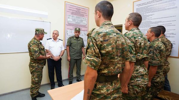 Военный прокурор, заместитель генпрокурора Григор Элизбарян посетил учебную воинскую часть Министерства обороны РА (27 июля 2023) - Sputnik Армения