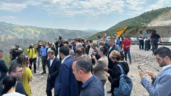 В Горис прибыли аккредитованные в Армении послы и представители международных организаций (28 июля 2023). Сюник - Sputnik Армения