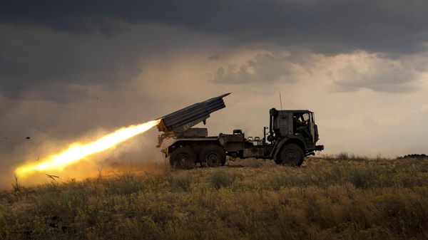 Реактивная система залпового огня (РСЗО) БМ-21 Град на огневой позиции на Херсонском направлении - Sputnik Армения