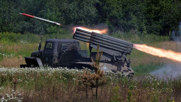 Реактивная система залпового огня БМ-21 Град Центрального военного округа (ЦВО) во время залистования позиций противника с применением 122-мм агитационных снарядов на Красно-Лиманском направлении - Sputnik Армения
