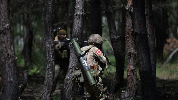 Военнослужащие огнеметного взвода Центрального Военного округа (ЦВО) уходят на выполнение боевой задачи на Краснолиманском направлении специальной военной операции - Sputnik Армения