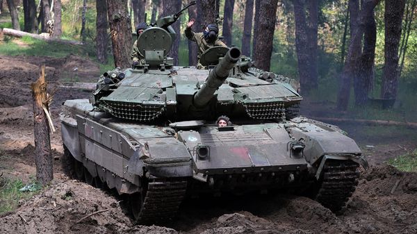 Танк Т-90М Прорыв подразделений ЦВО ВС РФ возвращается к месту базирования после выполнения боевой задачи на Краснолиманском направлении в ЛНР - Sputnik Армения