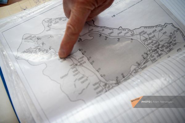 Норик Бадалян показывает пункты для лова рыбы на озере Севан - Sputnik Армения