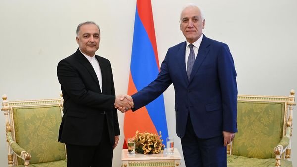 Президент Ваагн Хачатурян принял верительные грамоты нового Чрезвычайного и полномочного посла Ирана в Армении Мехди Собхана (28 июля 2023). Еревaн - Sputnik Армения