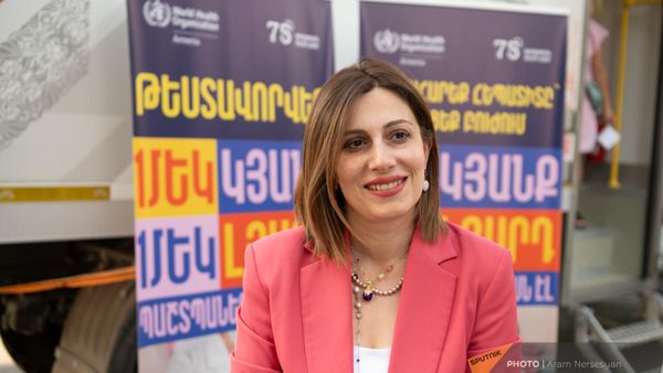 Министр здравоохранения Анаит Аванесян у мобильной лаборатории по тестированию гепатита С на площади Свободы (28 июля 2023). Еревaн - Sputnik Армения