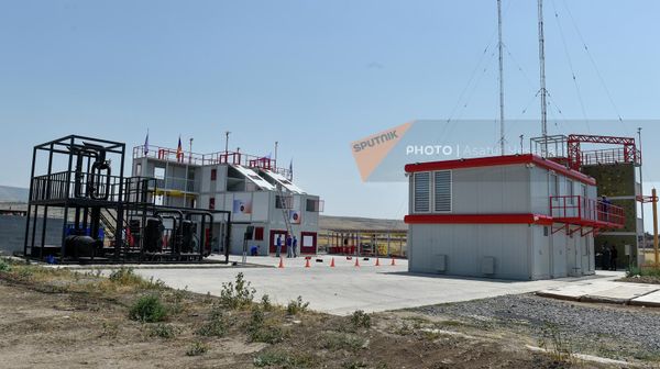 Армянские спасатели сдают экзамены после курса повышения квалификации на учебно-тренировочном тренажере для спасателей и пожарников в Российско-Армянском центре гуманитарного сотрудничества (28 июля 2023). Котайк - Sputnik Армения