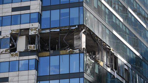 Повреждения и разбитые стекла в здании делового центра Москвa-сити в результате атаки украинских беспилотников (30 июля 2023). Москвa - Sputnik Армения