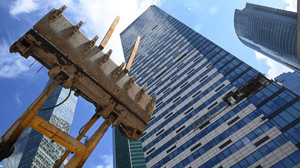 Повреждения и разбитые стекла в здании делового центра Москва-сити в результате атаки украинских беспилотников (30 июля 2023). Москвa - Sputnik Армения