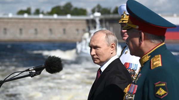 Президент РФ Владимир Путин на Главном военно-морском параде по случаю Дня Военно-морского флота РФ (30 июля 2023). Санкт-Петербург - Sputnik Армения