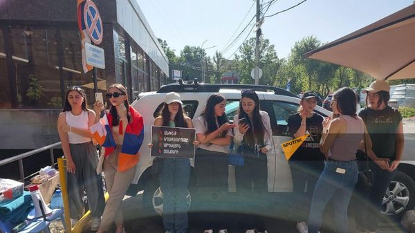 Студенты разных вузов проводят акцию у офиса МККК в поддержку Вагифа Хачатряна  - Sputnik Армения