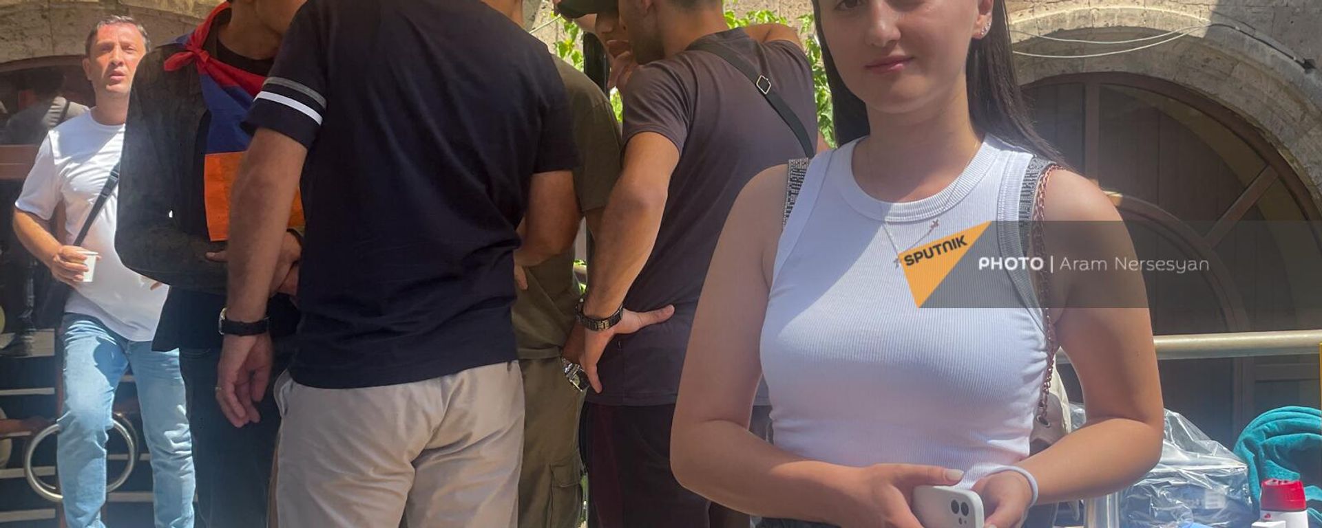 Активистка Амалия Закарян на акции протеста у офиса МККК (31 июля 2023). Еревaн - Sputnik Армения, 1920, 31.07.2023