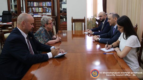 Секретарь Совбеза Армен Григорян принял главу Представительства ЕС в Армении, чрезвычайного и полномочного посла Андреа Викторин по случаю завершения дипломатической миссии в нашей стране (31 июля 2023). Еревaн - Sputnik Армения