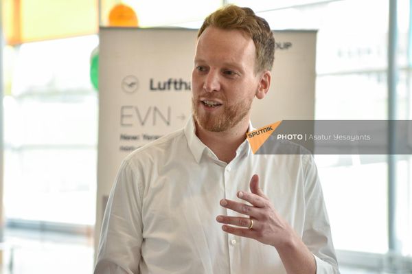Региональный коммерческий директор компании Lufthansa Cargo AG по Ближнему Востоку, Африке, Южной Азии и СНГ Хано Бурвиц на пресс-конференции по теме старта грузовых авиаперевозок по направлению Франкфурт - Ереван - Франкфурт (31 июля 2023). Еревaн - Sputnik Армения