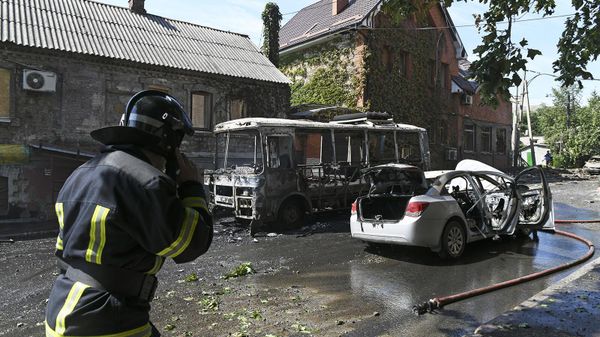 Автомобиль и автобус, сгоревшие в результате обстрела Донецка со стороны ВСУ (31 июля 2023). Донецк - Sputnik Армения