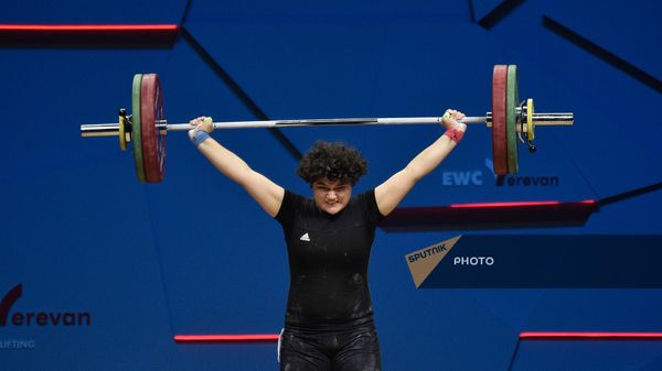 Эмма Погосян из сборной Армении соревнуется в женской категории 76 кг во время чемпионата Европы по тяжелой атлетике (20 апреля 2023). Еревaн - Sputnik Армения