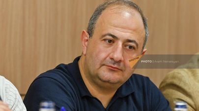 Тюрколог Рубен Мелконян на пресс-конференции представителей инициативы Общественной обороны и группы защиты генерал-майора Григория Хачатурова (1 августа 2023). Еревaн