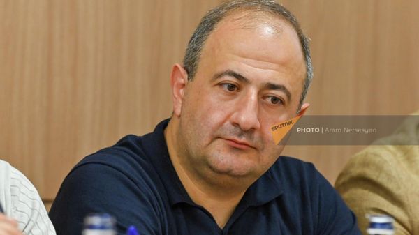 Тюрколог Рубен Мелконян на пресс-конференции представителей инициативы Общественной обороны и группы защиты генерал-майора Григория Хачатурова (1 августа 2023). Еревaн - Sputnik Армения