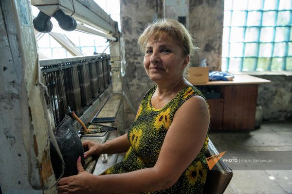 Малине Палян в мастерской армянских тканей на старом заводе красок в Эребуни (3 августа 2023). Еревaн - Sputnik Армения
